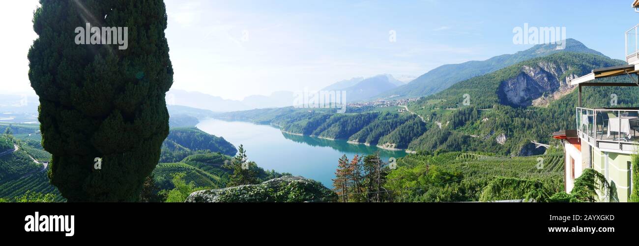 Revò, Italie: Panorama du Lago di Santa Giustina Banque D'Images