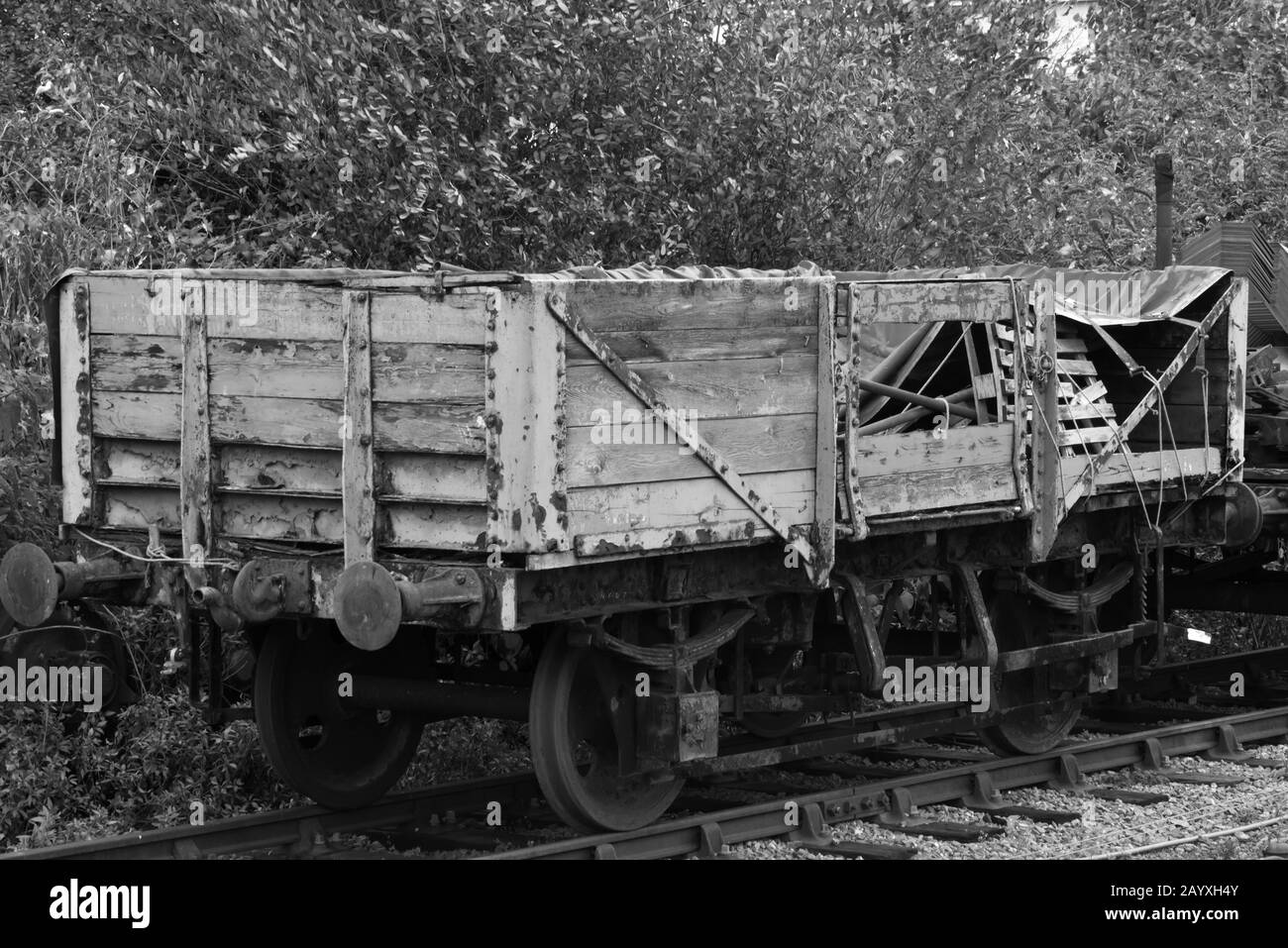 Un vieux camion à charbon en attente de restauration sur une voie d'évitement à la gare de Minehead sur le chemin de fer West Somerset. Banque D'Images