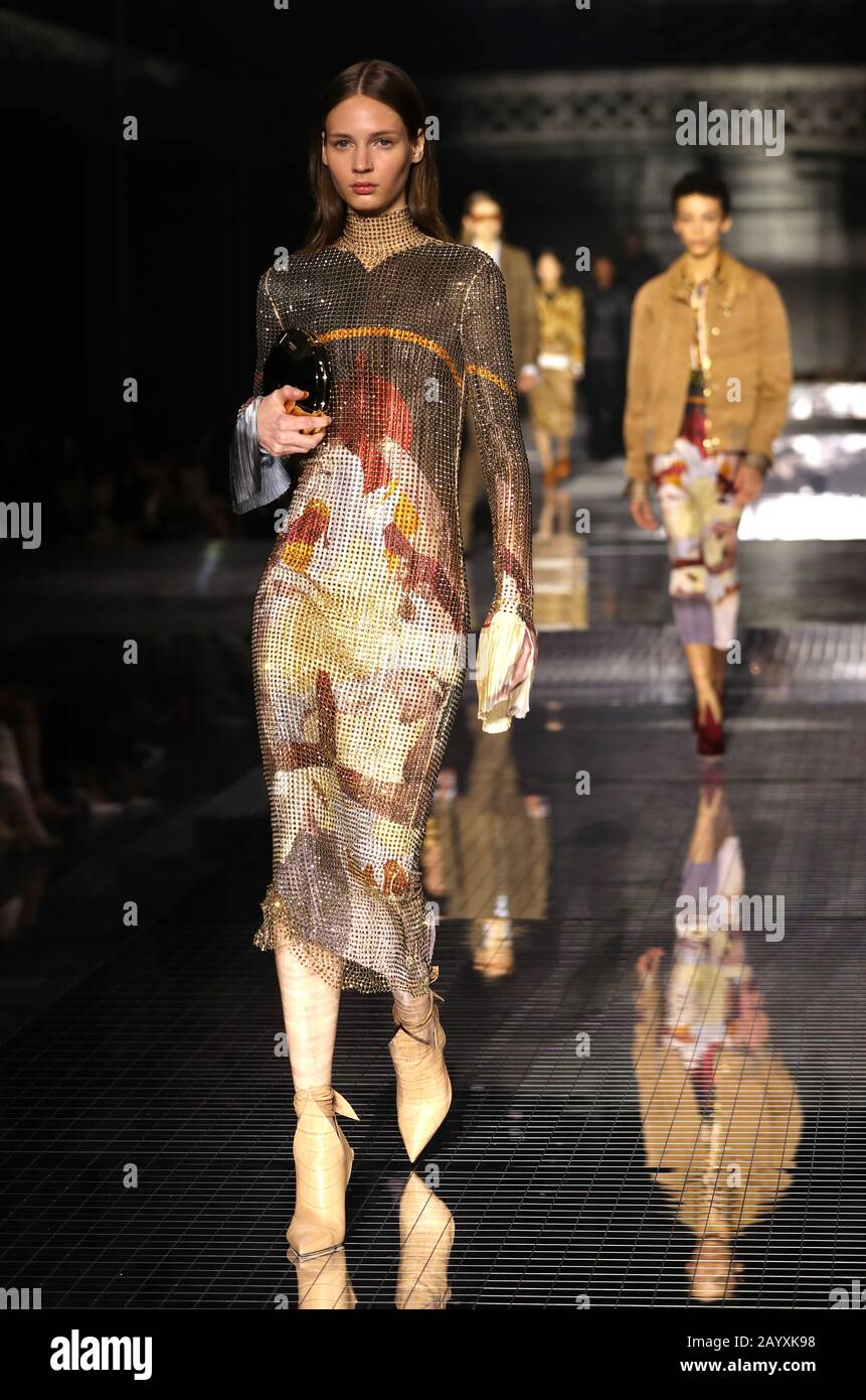 Modèles sur la passerelle lors du spectacle Burberry à la London Fashion week février 2020, qui s'est tenu à Olympia National, Londres. Banque D'Images