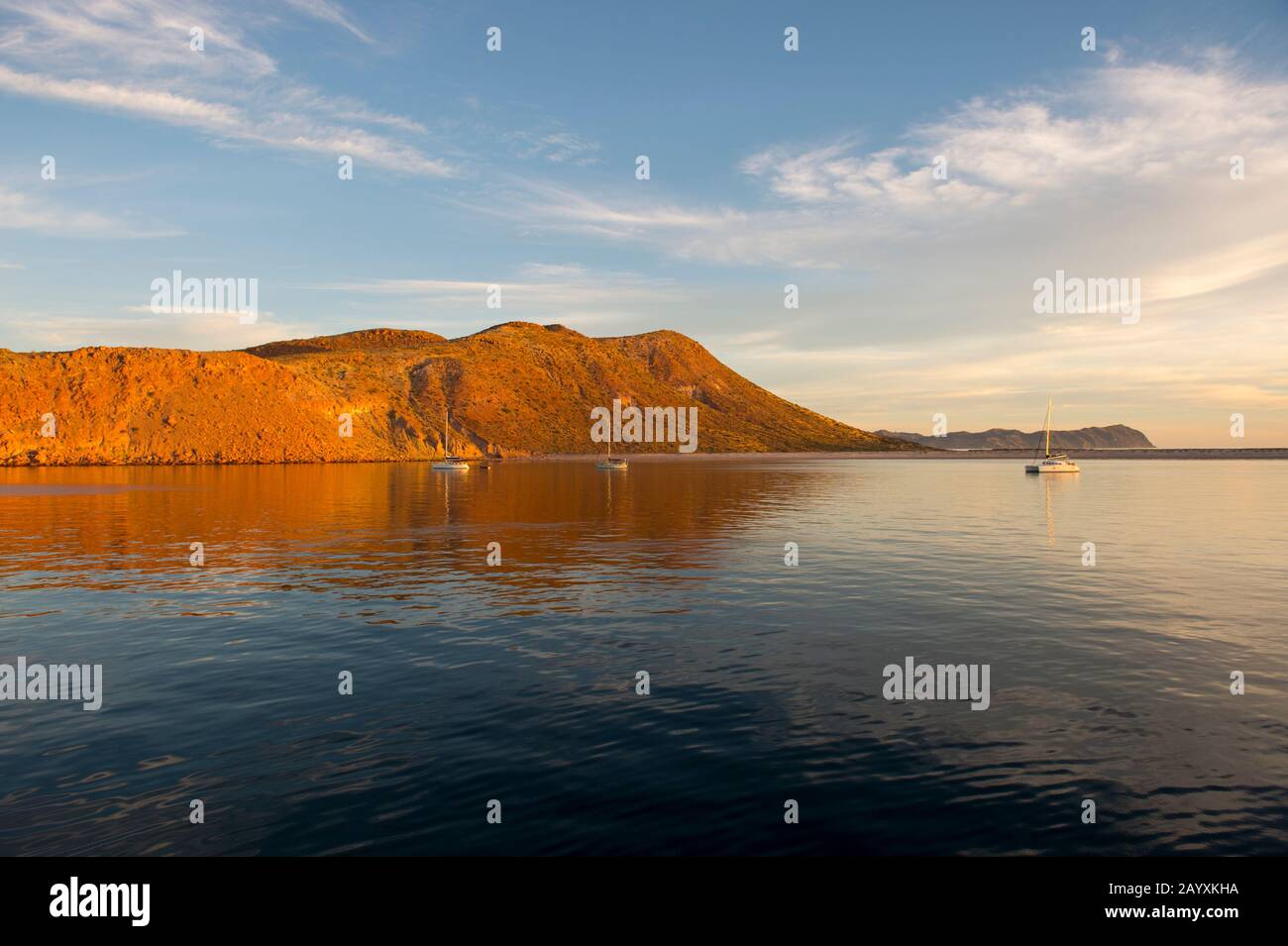 Ciel du matin au-dessus des voiliers à l'ancre dans la baie abritée de l'île de San Francisco dans la mer de Cortez, Baja California, Mexique. Banque D'Images