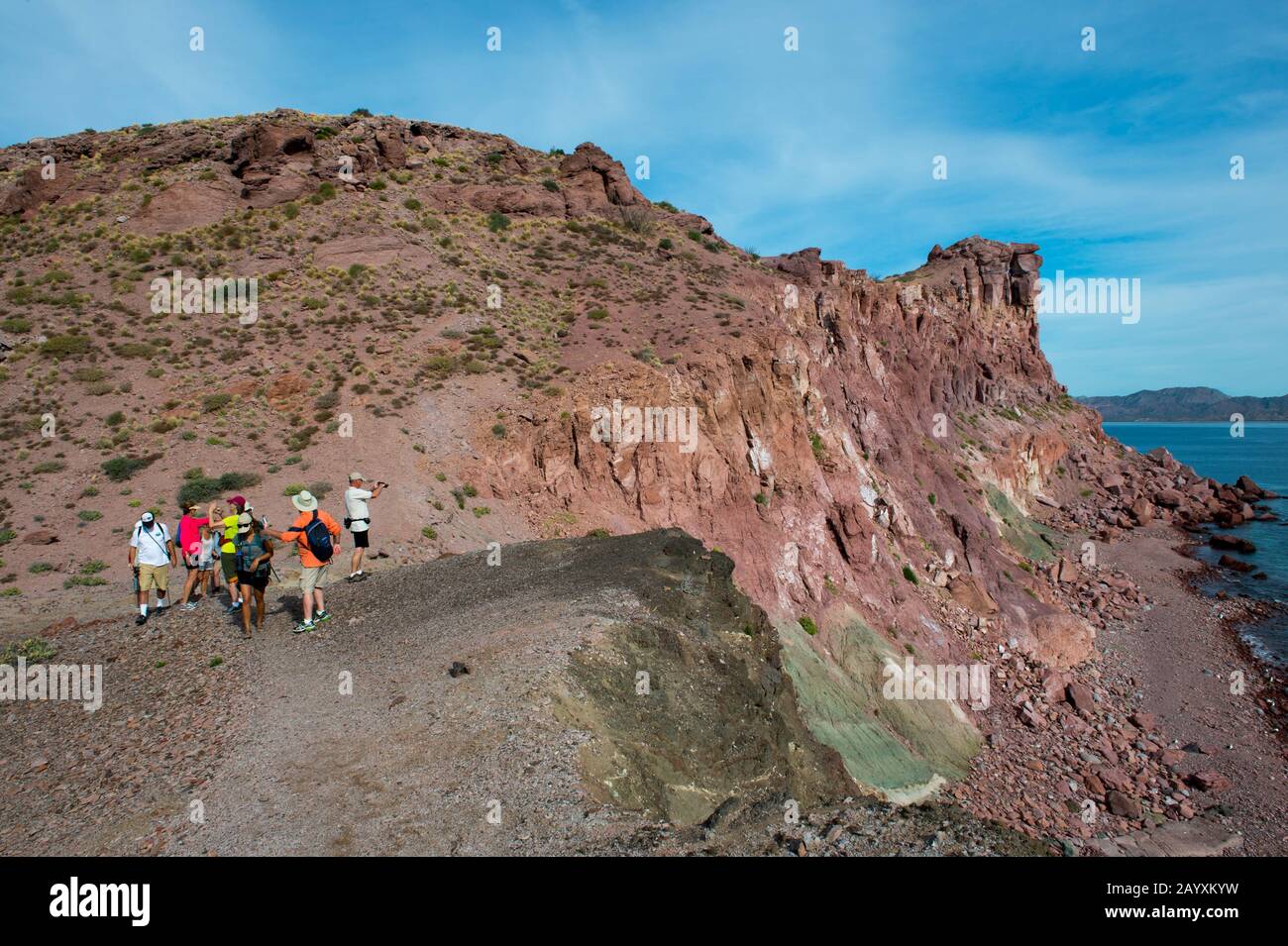 Les touristes qui font de la randonnée dans un terrain rocheux sur l'île de San Francisco, la mer de Cortez, la Basse-Californie, au Mexique. Banque D'Images Les touristes qui font de la randonnée dans un terrain rocheux sur l'île de San Francisco, la mer de Cortez, la Basse-Californie, au Mexique. Banque D'Images