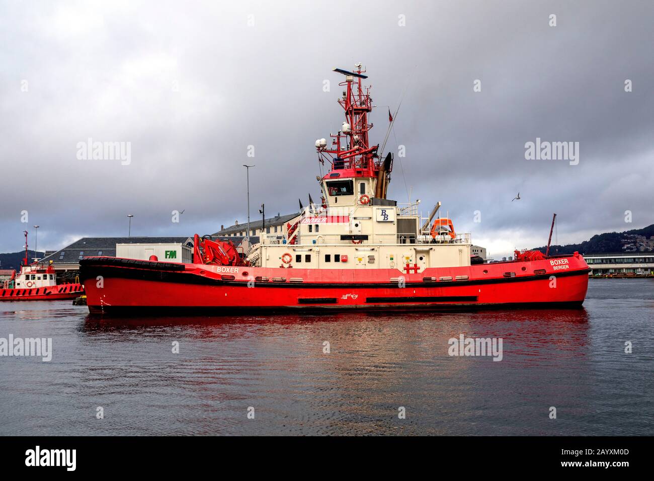 Remorqueur Boxer à son quai de base de Tollbodkaien, au port de Bergen, Norvège. Un jour d'hiver pluvieux et sombre Banque D'Images