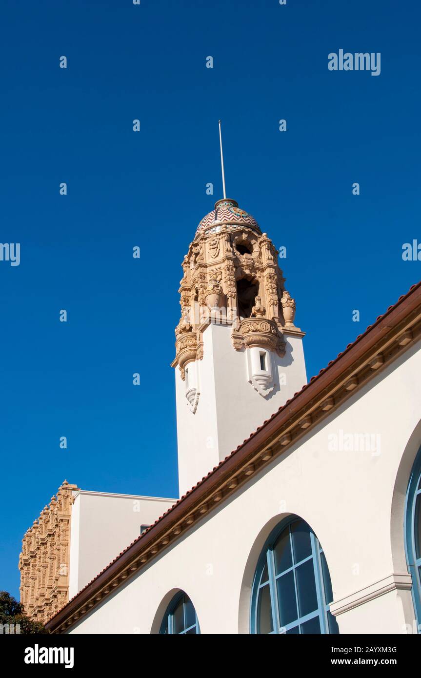 Vue du parc Mission Dolores de la tour de l'horloge de la Mission High School à San Francisco, Californie, États-Unis. Banque D'Images