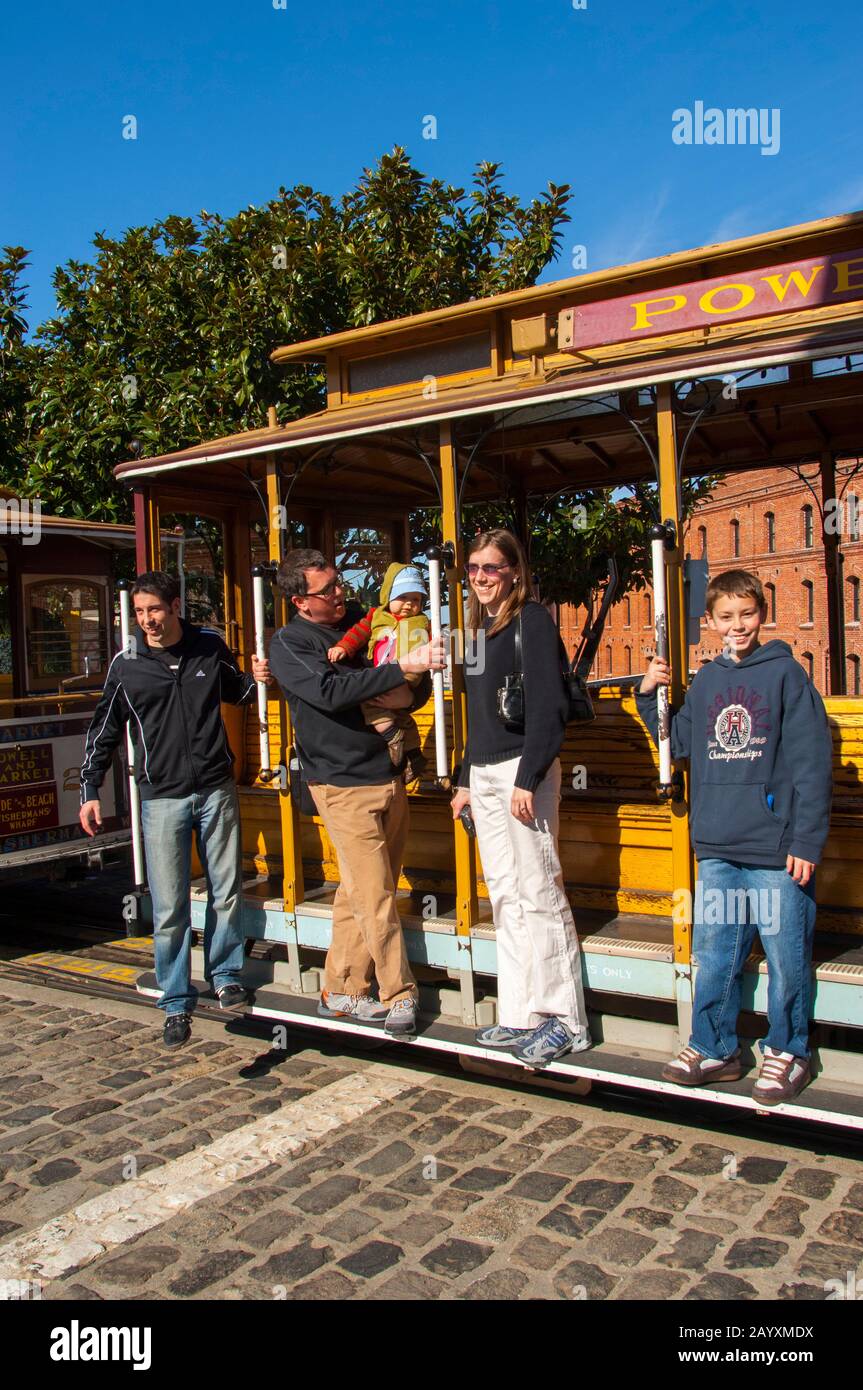 Des personnes se posant sur le tramway à San Francisco, Californie, États-Unis. Banque D'Images
