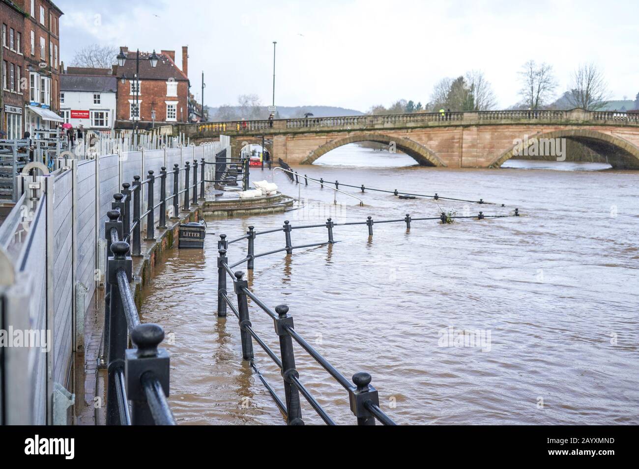 Bewdley, Royaume-Uni. 17 février 2020. Météo au Royaume-Uni : avec des niveaux de rivières à un niveau sans précédent dans la ville de Bewdley, les résidents prient que les barrières de protection contre les inondations érigées sur Severnside South et Severnside North gardera leurs maisons et entreprises libres des inondations alors que la pluie continue de tomber dans le Worcestershire aujourd'hui. Des averses continues sont prévues ce soir et les gens de Bewdley regardent pour voir si les mécanismes de défense contre les inondations de l'Agence de l'environnement gardera leurs propriétés en sécurité. Crédit : Lee Hudson/Alay Live News Banque D'Images