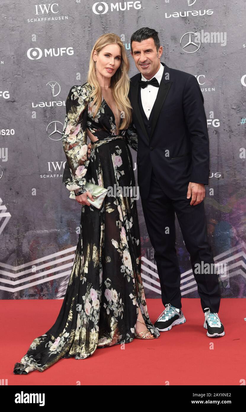 Berlin, Allemagne. 17 février 2020. Luis Figo, un ancien joueur de football, vient avec sa femme Helen Svedin au Verti Music Hall pour la présentation des Laureus Sport Awards. Crédit: Jšrg Carstensen/Dpa/Alay Live News Banque D'Images