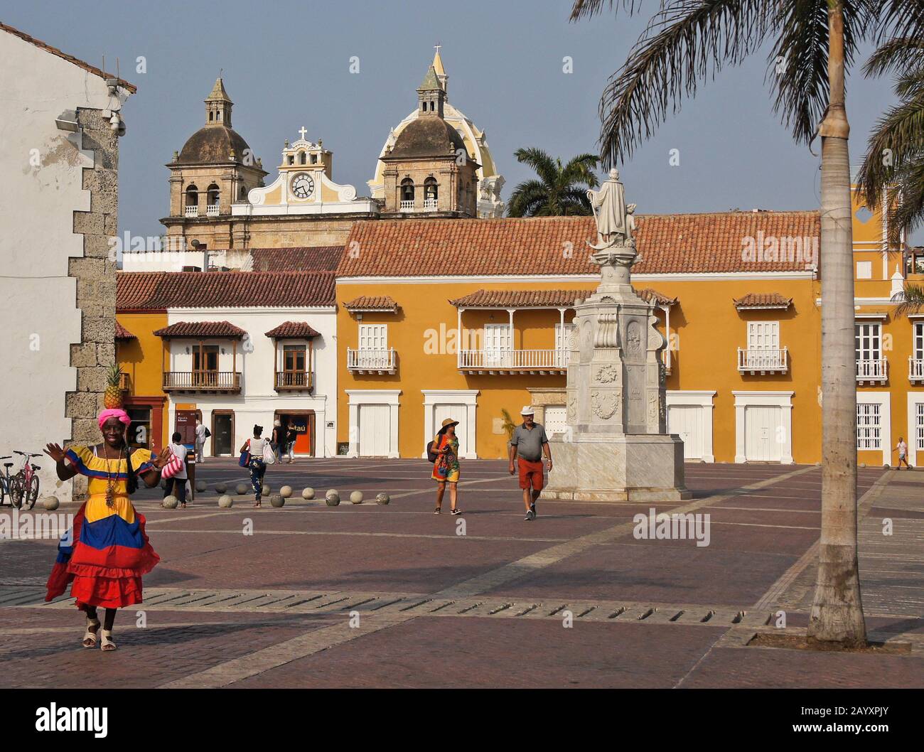 Plaza de la Aduana avec statue de Christophe Colomb et Iglesia de San Pedro Claver, Carthagène, Colombie Banque D'Images