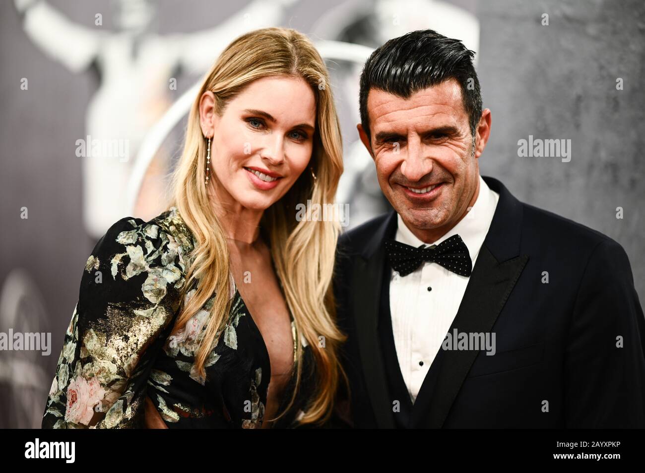 Berlin, Allemagne. 17 février 2020. Luis Figo (membre de Laureus Academy, r.) Avec sa femme Helen Svedin (l). Cérémonie de remise des prix Laureus tapis rouge. GES/Laureus World Sports Awards 2020, Berlin, 17 février 2020 | usage global crédit: DPA/Alay Live News Banque D'Images