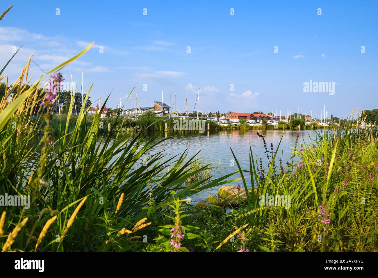 Marina à Gizycko sur le lac Niegocin avec des bateaux amarrés. Vue depuis le brise-lames, Masuria, Pologne. Banque D'Images