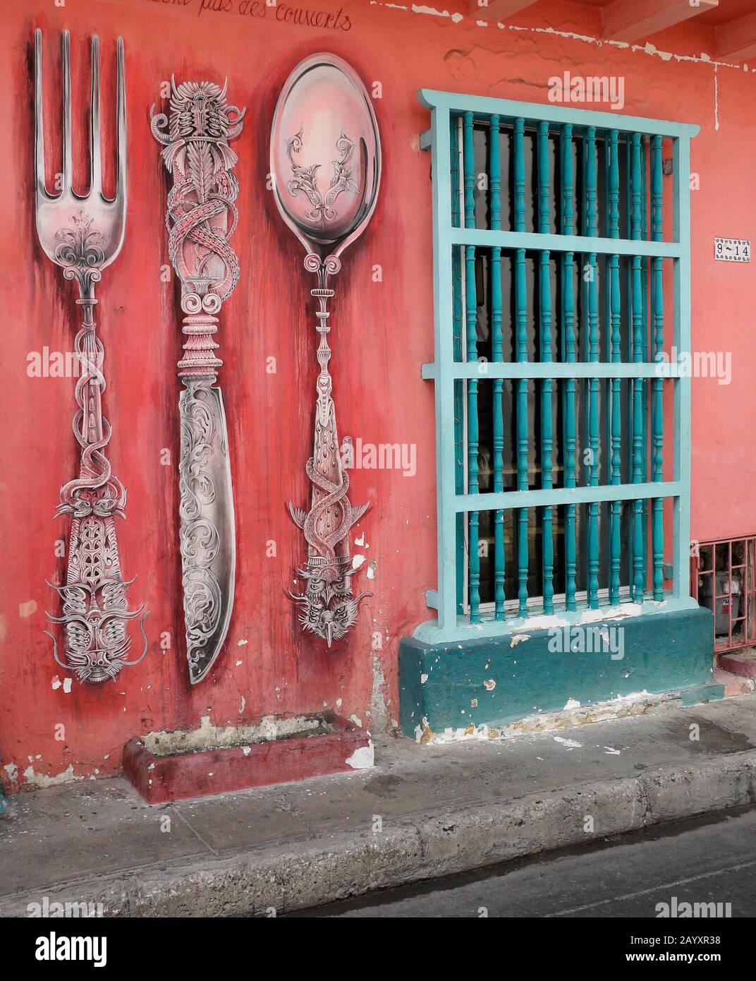 L'art de rue d'une fourche, d'un couteau et d'une cuillère décorent l'extérieur d'un bâtiment colonial coloré dans le quartier de San Diego de Carthagène, Colombie Banque D'Images
