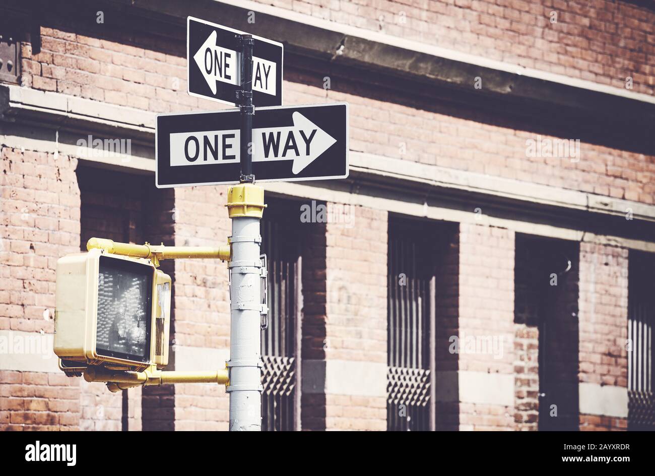 Panneaux de signalisation aller simple à New York City, image aux tons rétro, mise au point sélective, États-Unis. Banque D'Images