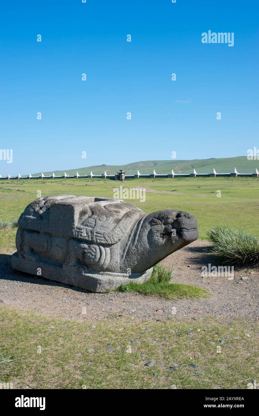 Statue géante de la tortue avec Mongolias plus grand monastère, le monastère Erdene Zuu en arrière-plan, Kharakhorum, Mongolie. Banque D'Images