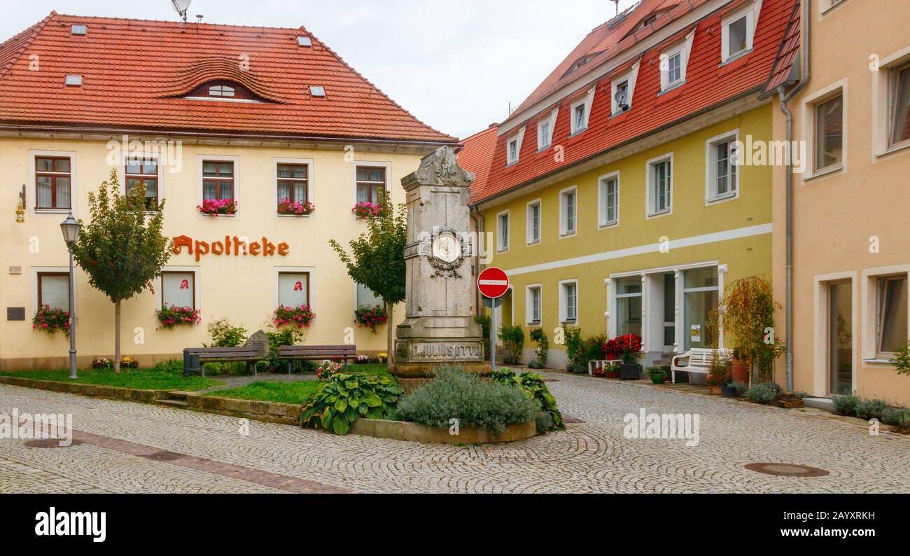 Vue sur les rues Pirnaer Strasse et Amtsgasse, qui fait partie du centre-ville de Konigstein, avec des maisons allemandes typiques colorées. Konigstein, Allemagne. Banque D'Images