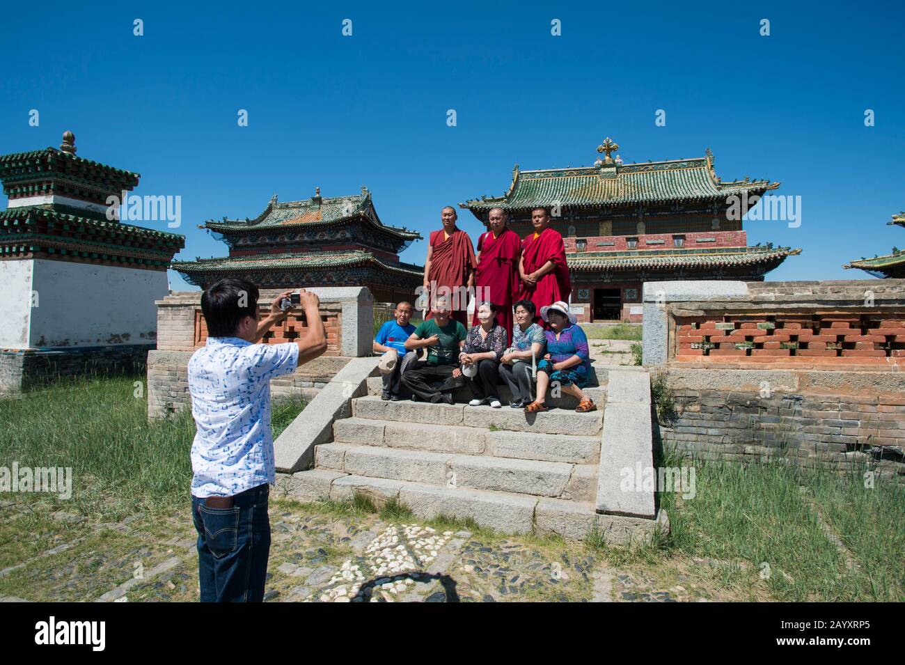 Les mongoles et les moines qui posent pour des photos devant les temples de Zuu, qui font partie du complexe du monastère d'Erdene Zuu à Kharakhorum, Mongolie, Mongolie? Banque D'Images