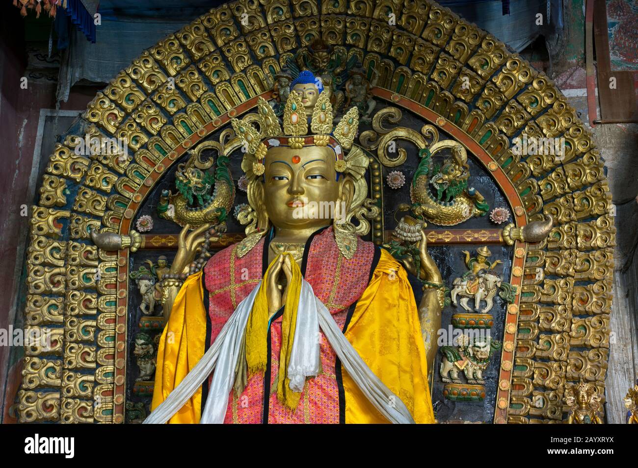 Intérieur avec statue de Bouddha du temple de Zuu oriental, partie du monastère d'Erdene Zuu à Kharakhorum, Mongolie, le plus grand monastère de Mongolie, (U Banque D'Images