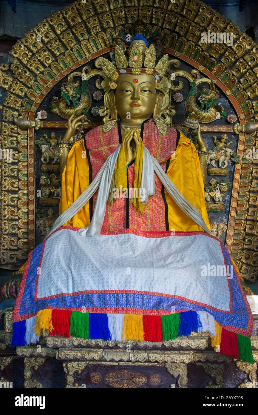 Intérieur avec statue de Bouddha du temple de Zuu oriental, partie du monastère d'Erdene Zuu à Kharakhorum, Mongolie, le plus grand monastère de Mongolie, (U Banque D'Images