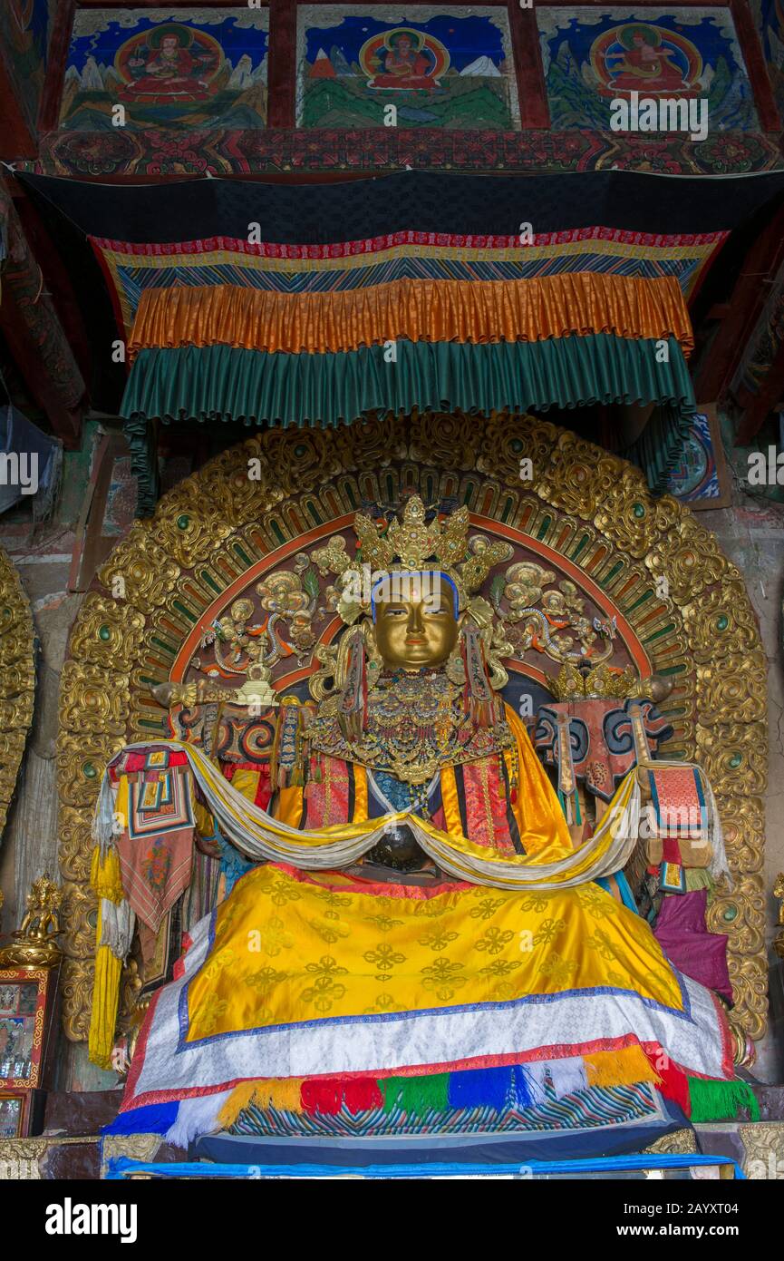 Intérieur avec statue de Bouddha du temple de Zuu oriental, partie du monastère d'Erdene Zuu à Kharakhorum, Mongolie, le plus grand monastère de Mongolie, (U Banque D'Images