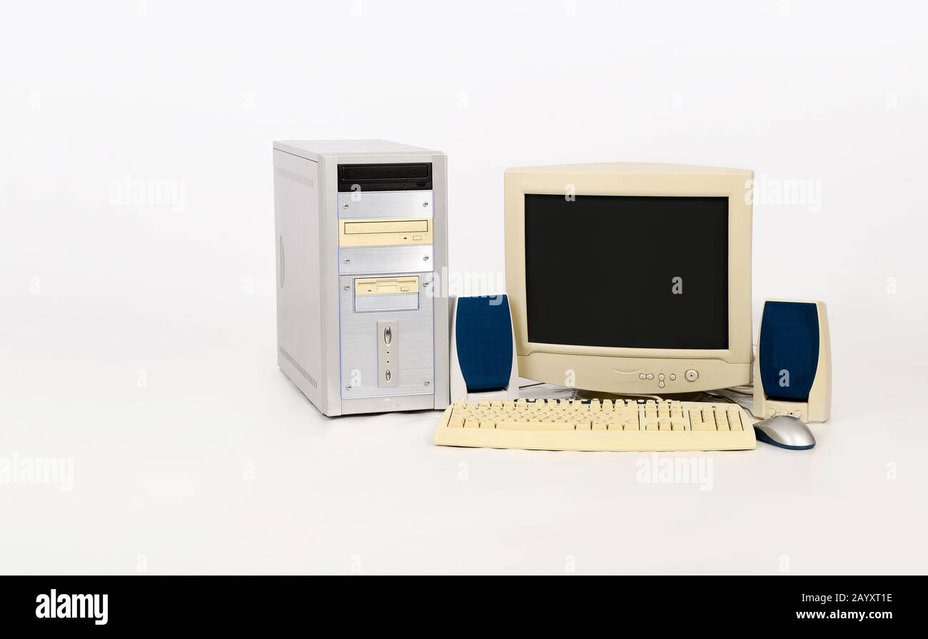 Ordinateur de bureau ancien couleur crème et bleu isolé sur fond blanc. Banque D'Images