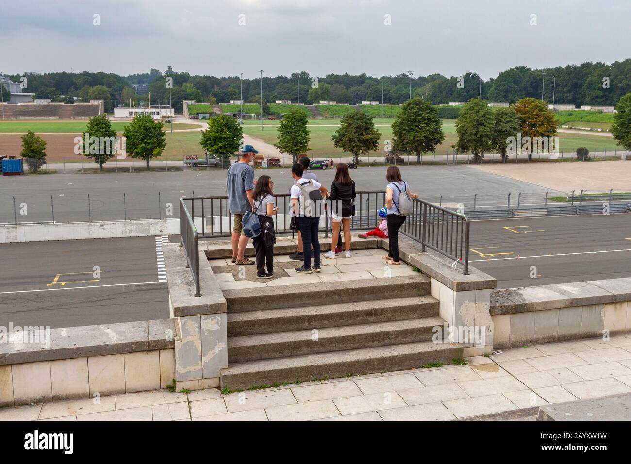 Groupe de personnes se tenant sur le podium Adolf Hitlers dans le grand-stand dominant les terrains de rassemblement nazis, Nuremberg, Allemagne. Banque D'Images