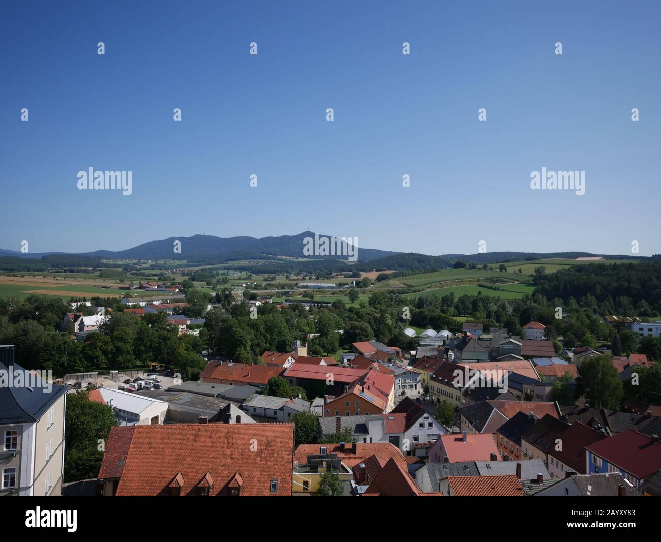 Furth im Wald, Allemagne: Vue sur la montagne Hohenbogen et la ville Banque D'Images