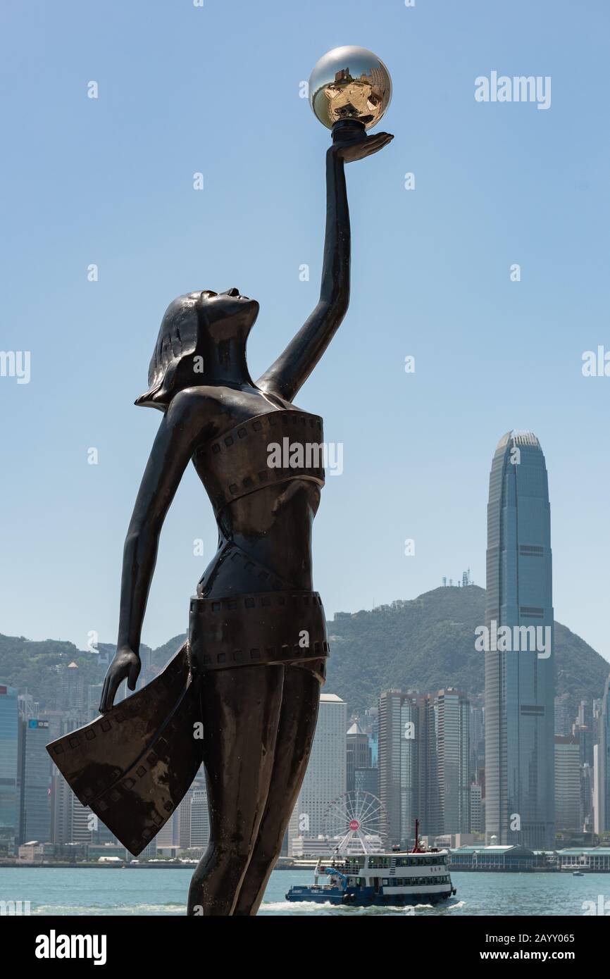 La statue du Hong Kong Film Awards est une sculpture en bronze de 6 mètres représentant la statuette du Hong Kong Film Award présentée aux lauréats. Banque D'Images