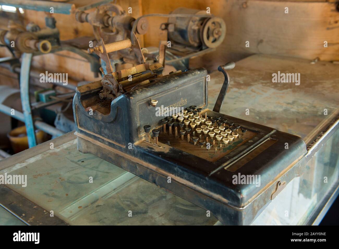 L'intérieur d'une boutique de cordonniers avec une ancienne calculatrice à la mine historique Gold King et à la ville fantôme des années 1890 à l'extérieur de Jérôme en Arizona, aux États-Unis Banque D'Images