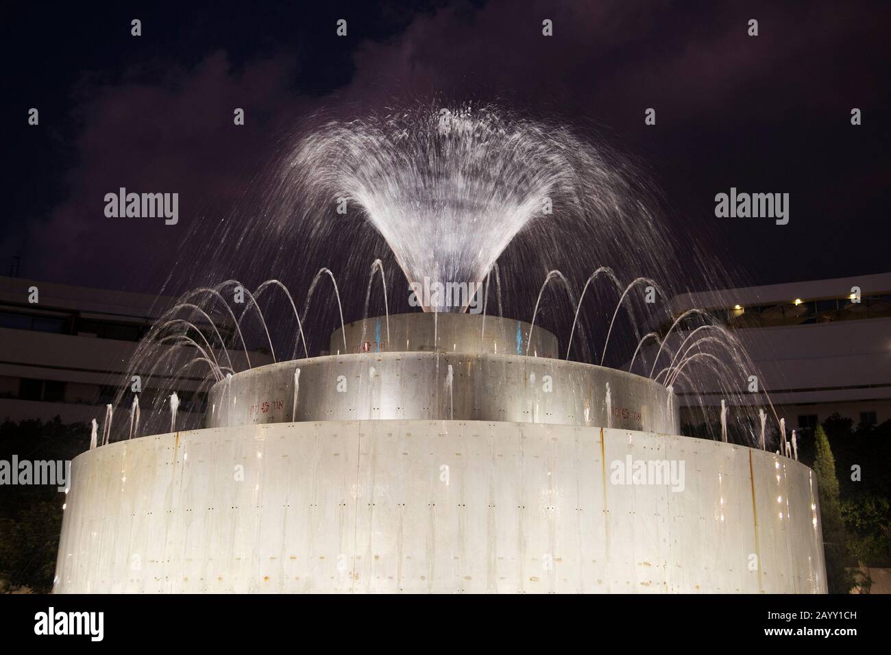 Fontaine de la place Dizengoff sur la place publique récemment rénovée Banque D'Images