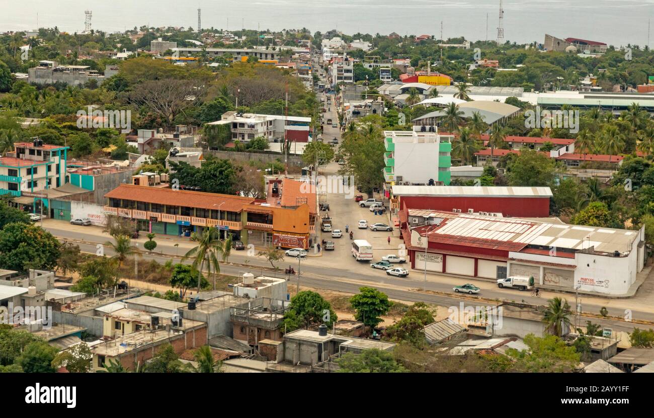 Puerto Escondido, Oaxaca, Mexique - vue aérienne de Puerto Escondido, en direction de l'océan Pacifique. Banque D'Images