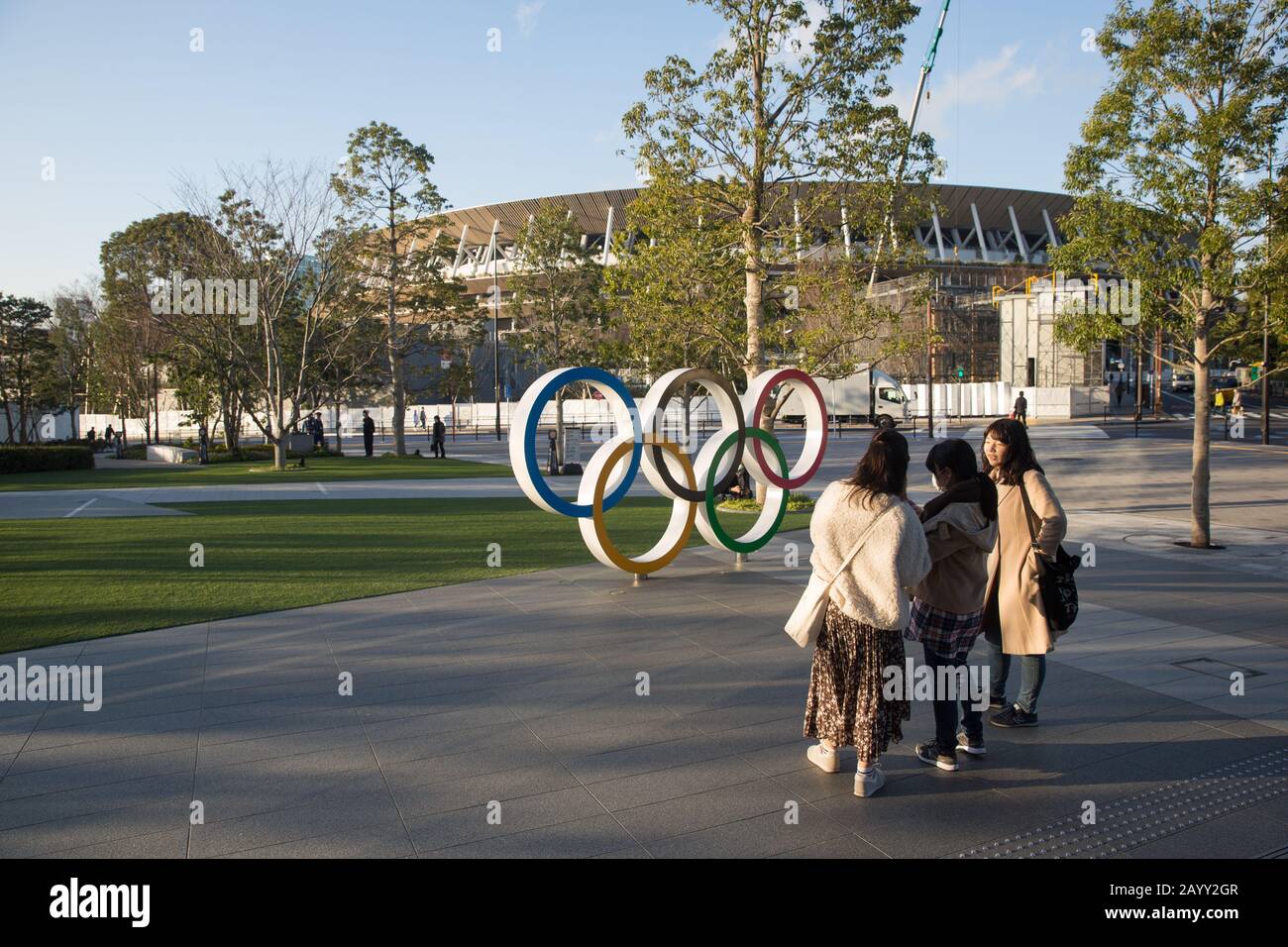 Vue sur les Anneaux olympiques près du nouveau stade national de Kasumigaoka, Shinjuku, Tokyo, Japon. Le stade servira de stade principal pour les cérémonies d'ouverture et de clôture et pour les épreuves de piste et de terrain aux Jeux olympiques et paralympiques d'été de Tokyo 2020. Banque D'Images