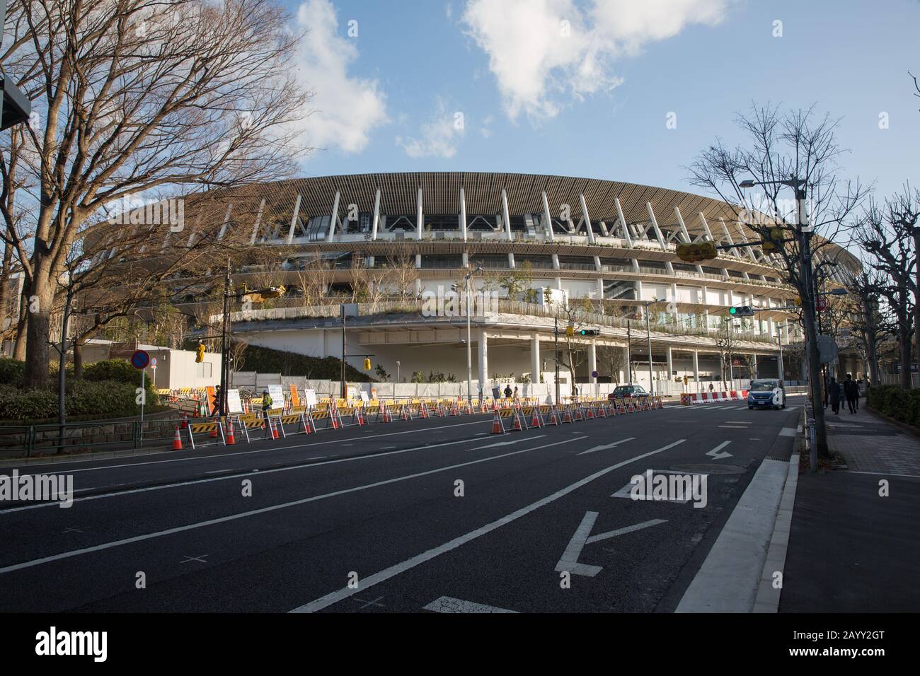 Vue sur le nouveau stade national de Kasumigaoka, Shinjuku, Tokyo, Japon. Le stade servira de stade principal pour les cérémonies d'ouverture et de clôture et pour les épreuves de piste et de terrain aux Jeux olympiques et paralympiques d'été de Tokyo 2020. Banque D'Images