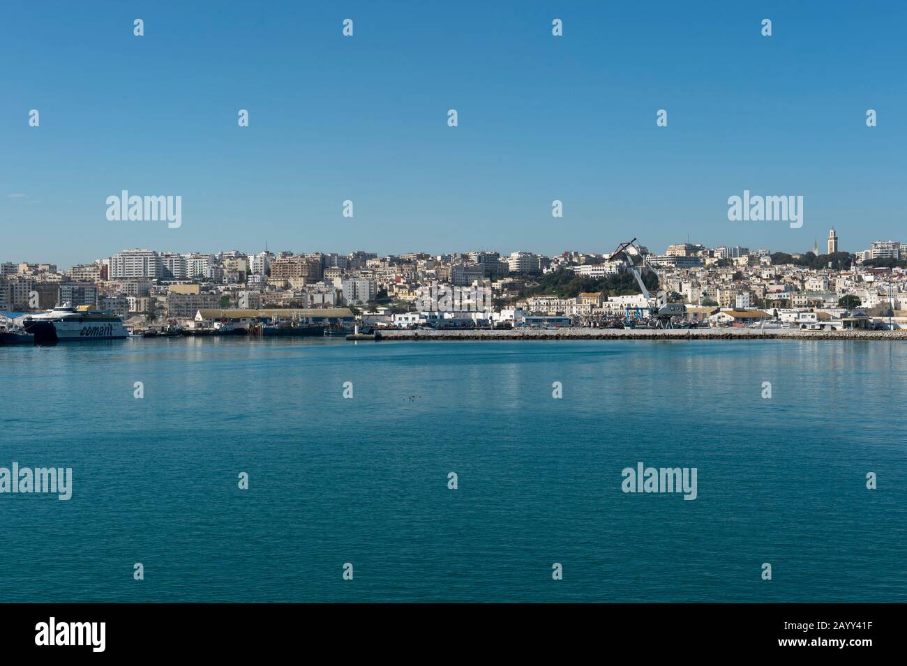 Vue sur la ville marocaine de Tanger depuis l'océan Atlantique. Banque D'Images