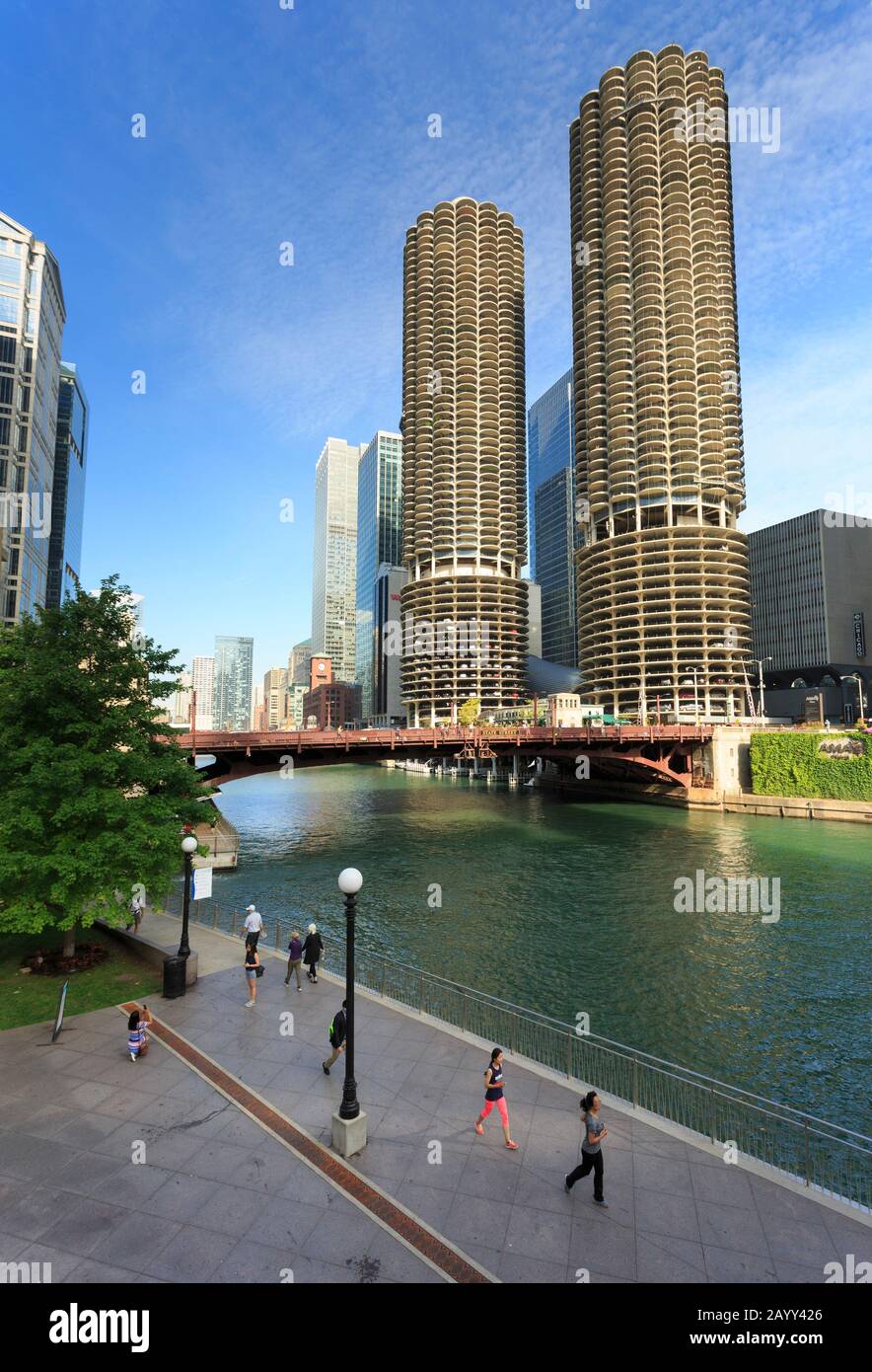 Les gens sur Chicago River Walk avec Marina Towers et Chicago River, Chicago, Illinois, États-Unis. Banque D'Images