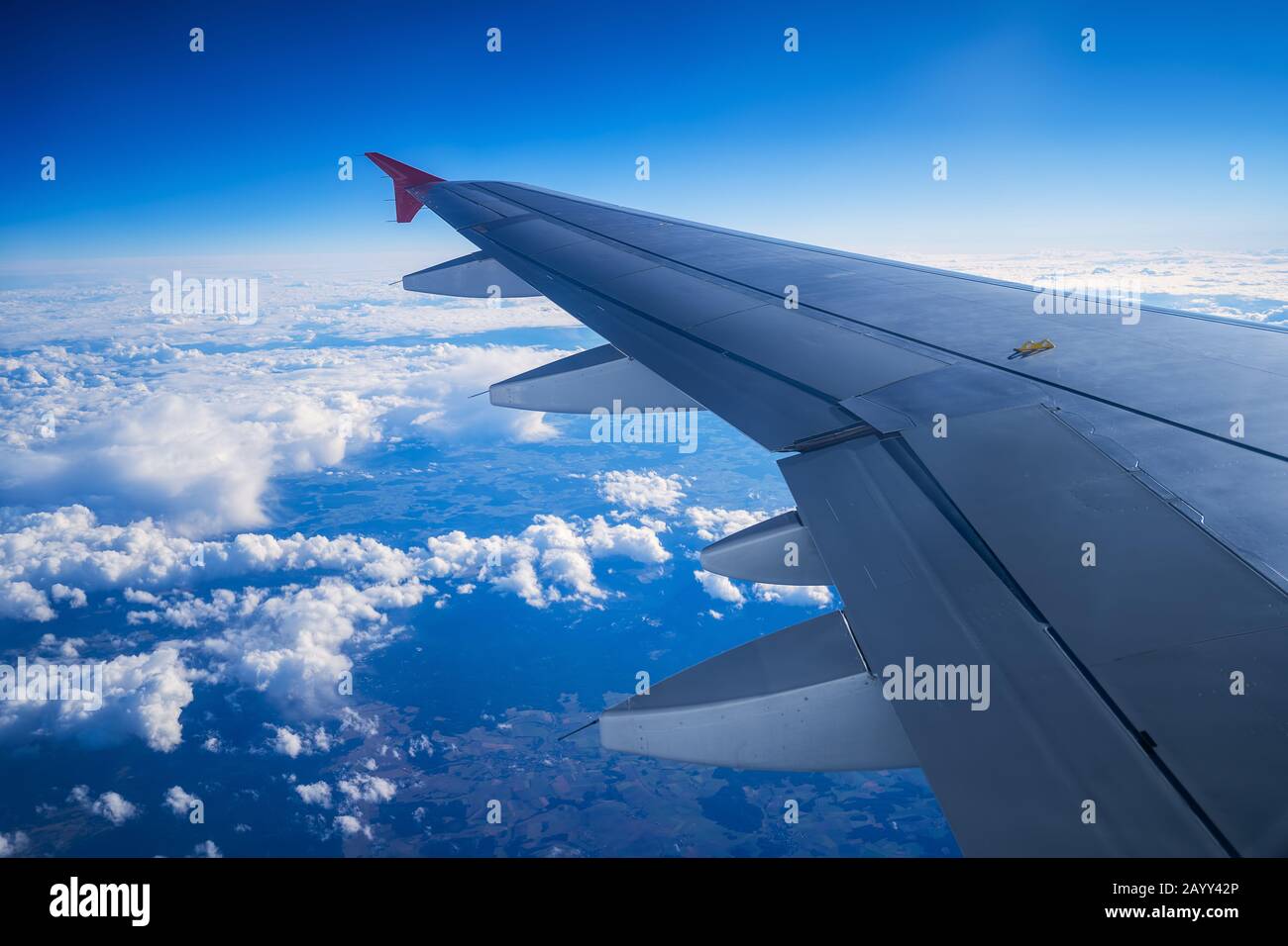 Vue aérienne de l'avion au-dessus des nuages. Banque D'Images