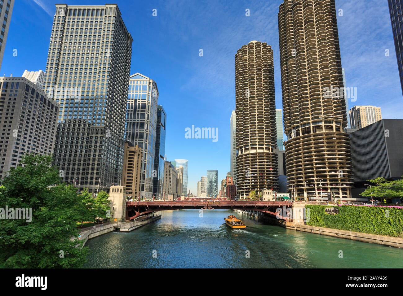Chicago River Walk Avec Marina Towers Et Chicago River, Chicago, Illinois, États-Unis. Banque D'Images