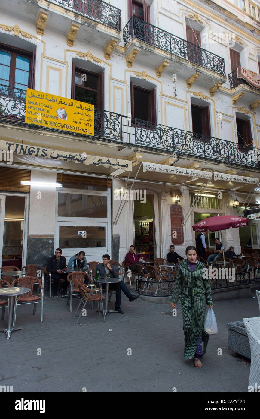 Un café-terrasse dans la vieille ville marocaine de Tanger. Banque D'Images