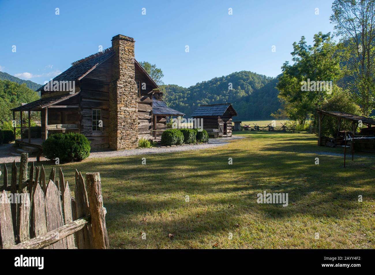 Vue sur la ferme en rondins du Mountain Farm Museum, qui dispose d'une collection unique de bâtiments historiques en rondins assemblés à partir d'endroits à travers le Banque D'Images