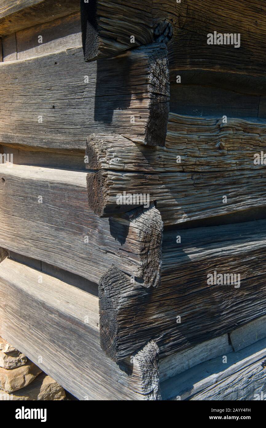 Détail des joints de la ferme en rondins au Mountain Farm Museum, qui dispose d'une collection unique de bâtiments historiques en rondins assemblés à partir de l'emplacement Banque D'Images