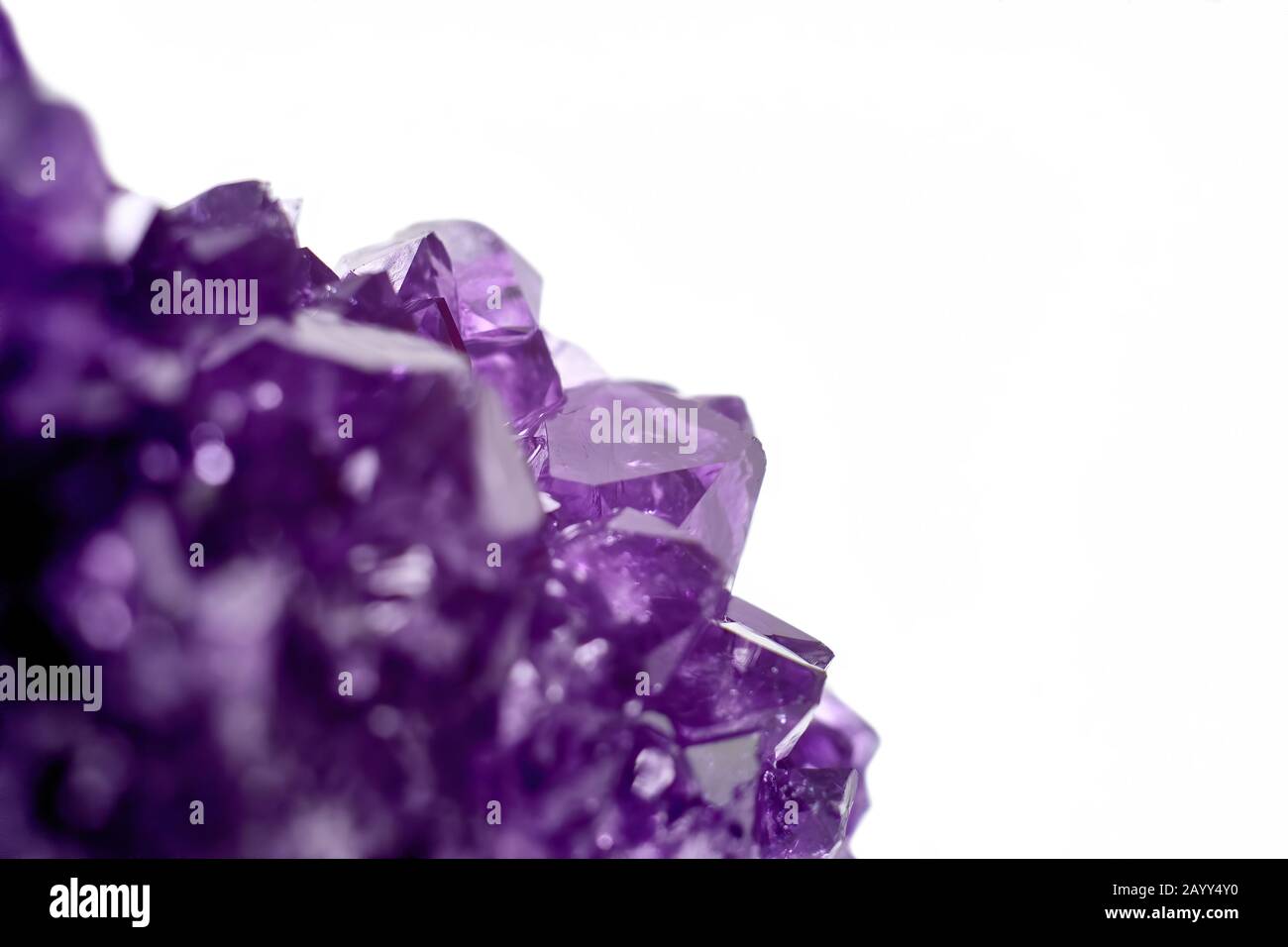 Cristaux d'Améthyste geode isolé sur fond blanc. Photo de stock Banque D'Images