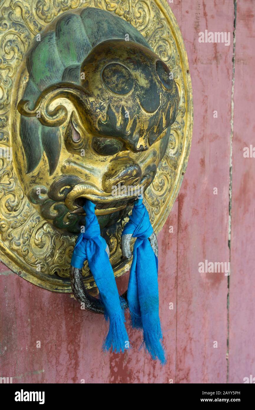 Porte knocker avec foulards de prière sur la porte des temples de Zuu, partie du complexe monastère d'Erdene Zuu à Kharakhorum (Karakorum), Mongolie, Mongol Banque D'Images