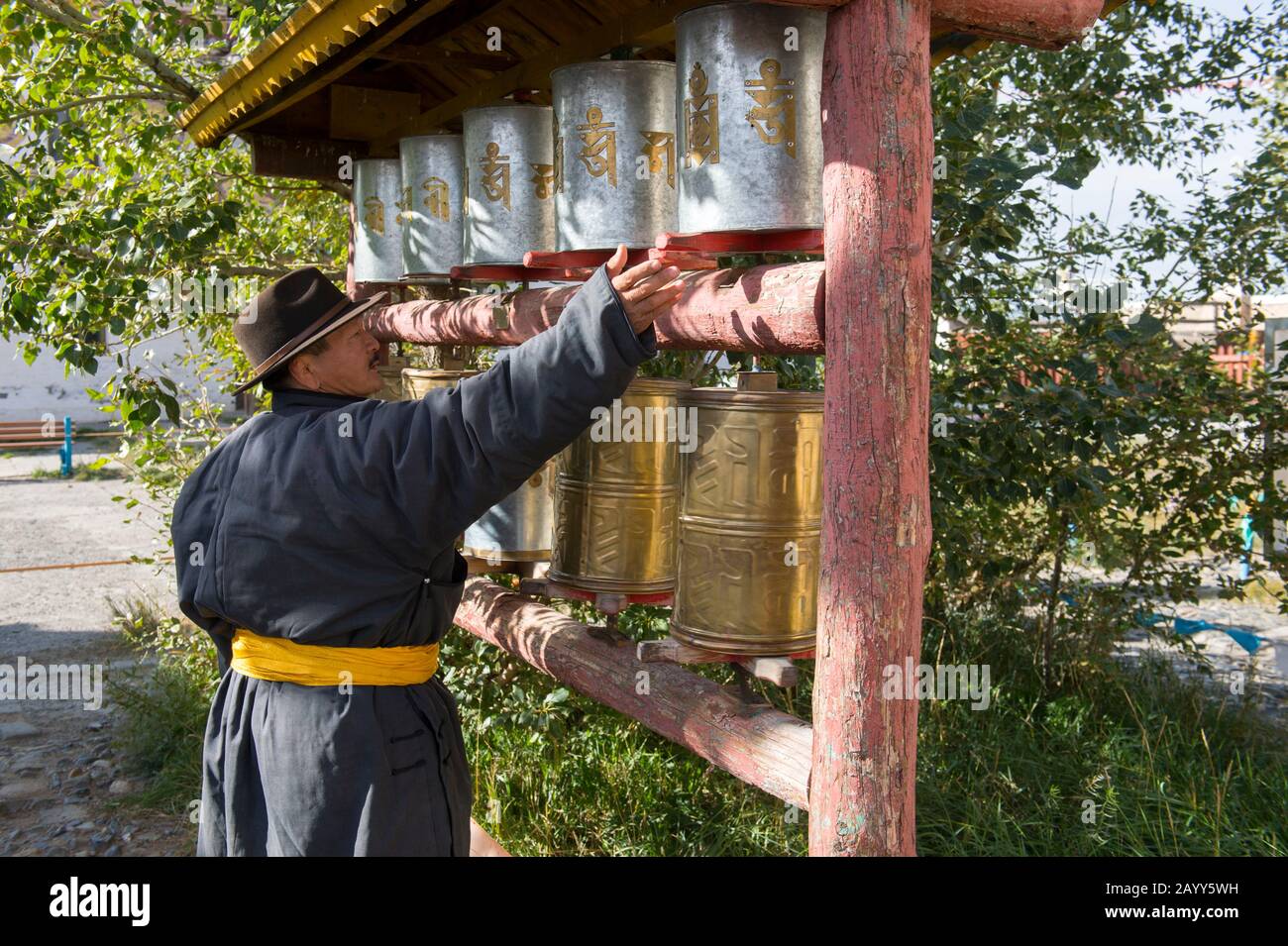 Homme tournant des roues de prière au temple de Laviran, une partie du complexe du monastère d'Erdene Zuu à Kharakhorum (Karakorum), Mongolie, Mongolias le plus grand mona Banque D'Images