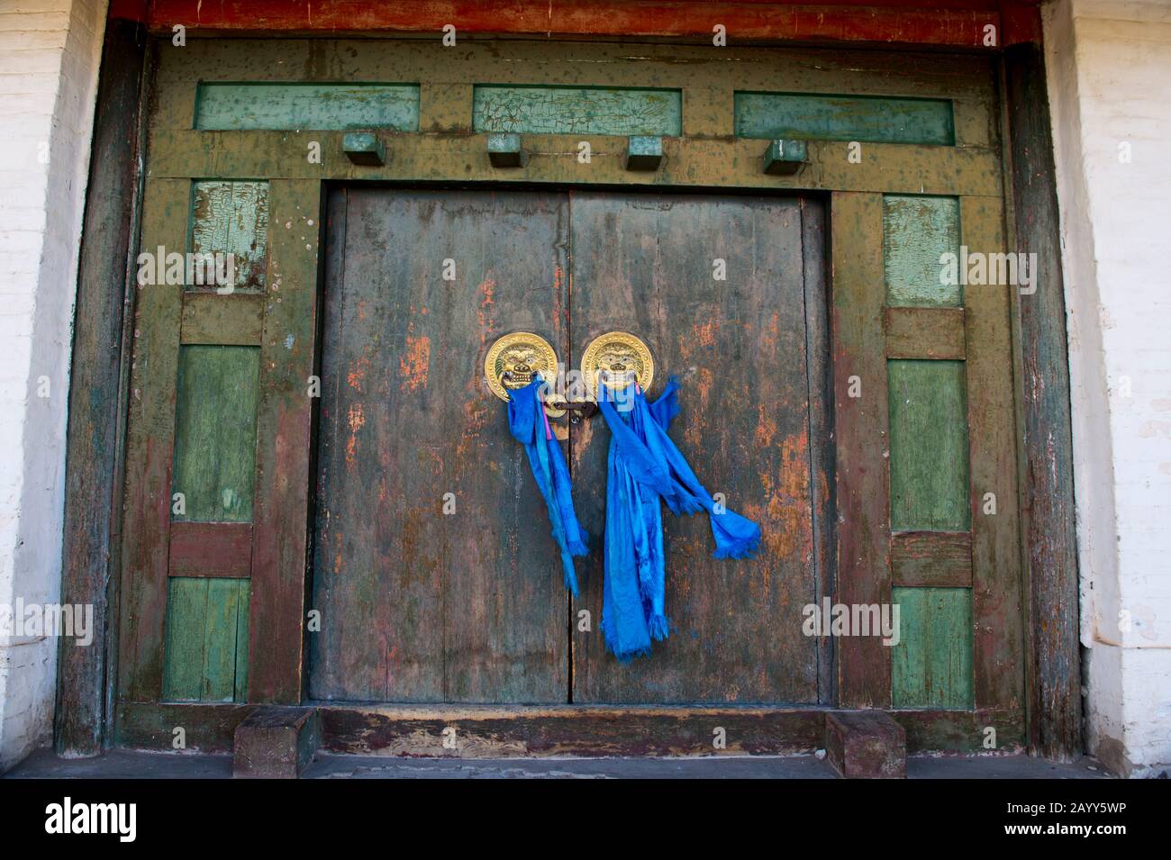 Porte de knockers avec foulards de prière sur la porte du temple Laviran, partie du complexe monastère d'Erdene Zuu à Kharakhorum (Karakorum), Mongolie, Mo Banque D'Images