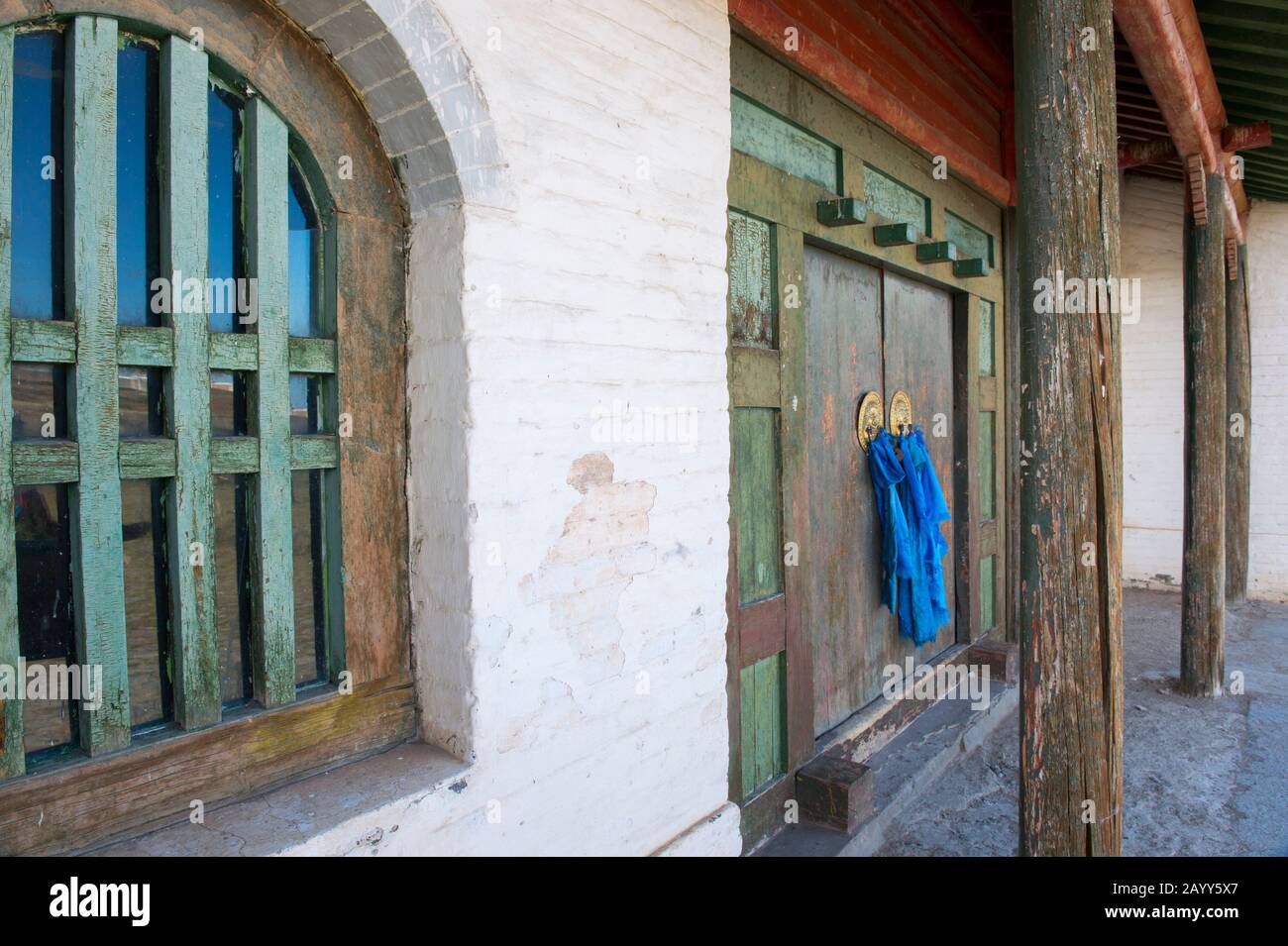 Porte de knockers avec foulards de prière sur la porte du temple Laviran, partie du complexe monastère d'Erdene Zuu à Kharakhorum (Karakorum), Mongolie, Mo Banque D'Images