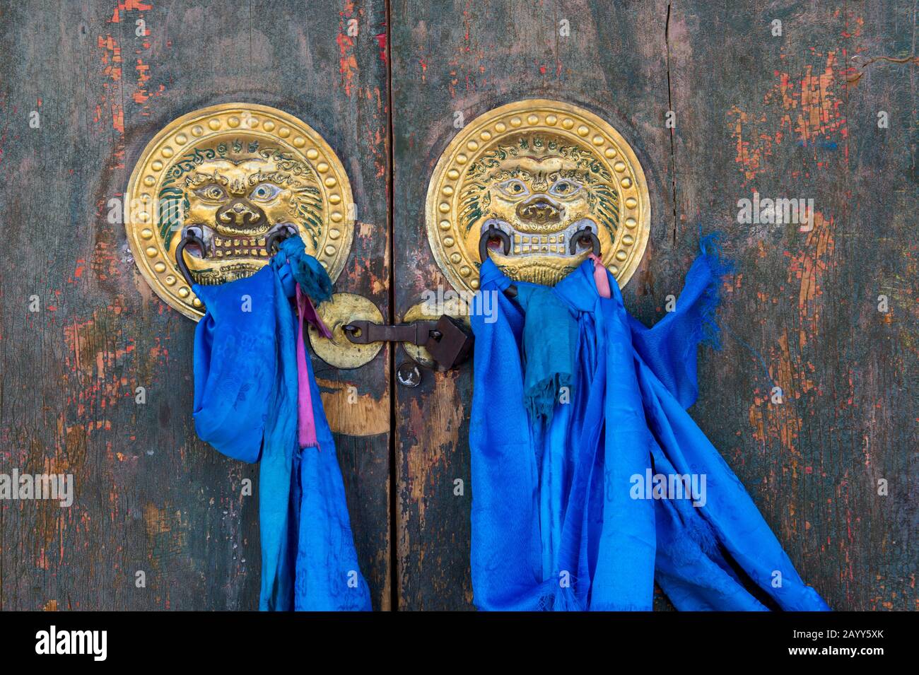 Porte de knockers avec foulards de prière sur la porte du temple Laviran, partie du complexe monastère d'Erdene Zuu à Kharakhorum (Karakorum), Mongolie, Mo Banque D'Images