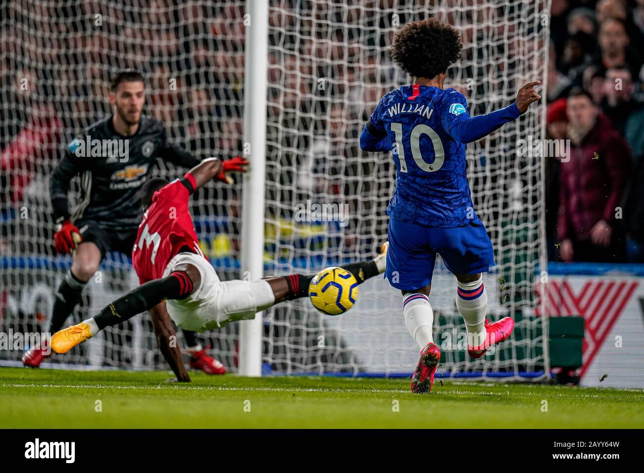 Londres, Royaume-Uni. 17 février 2020. Willian de Chelsea cross est bloqué par Eric Bailly de Man Utd lors du match de la Premier League entre Chelsea et Manchester United à Stamford Bridge, Londres, Angleterre, le 17 février 2020. Photo De David Horn. Crédit: Images Prime Media / Alay Live News Banque D'Images
