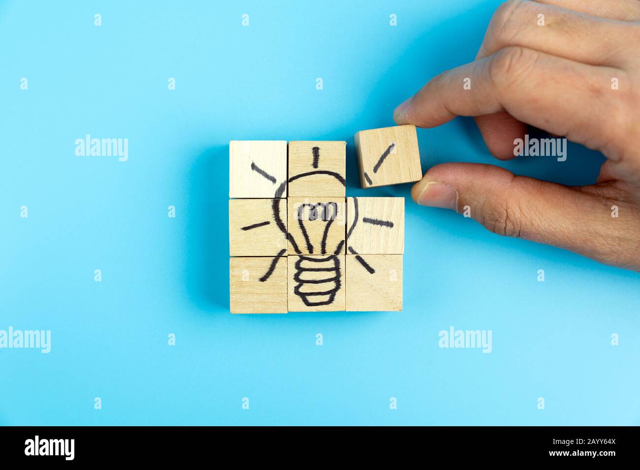 Concept créatif, innovant et d'idée utilisant une ampoule Banque D'Images