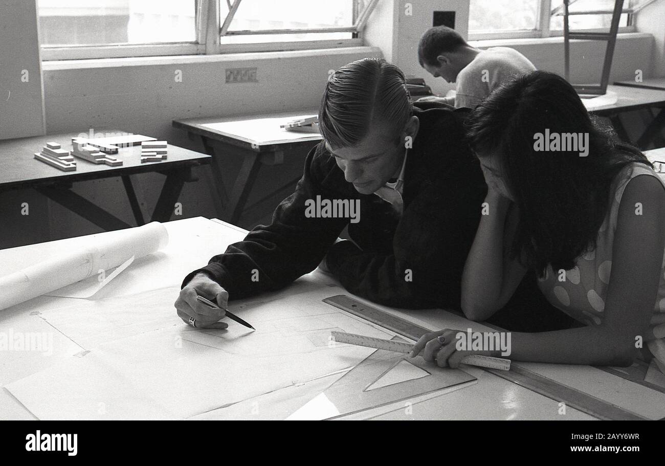 Années 60, historique, étudiant masculin et féminin étudie un dessin technique sur un bureau assis les uns à côté des autres dans une classe, Université de Californie du Sud, États-Unis Banque D'Images