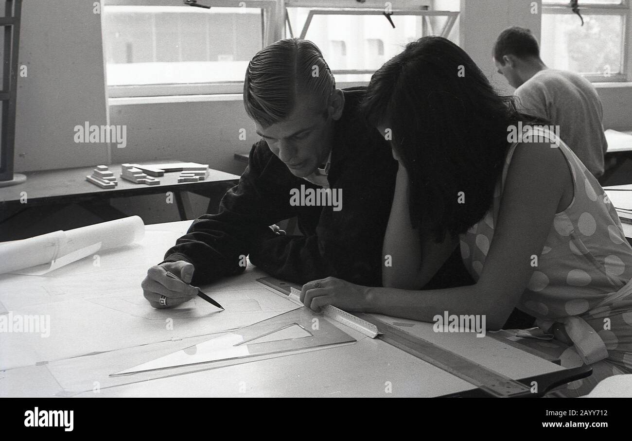 Années 60, historique, étudiant masculin et féminin étudie un dessin technique sur un bureau assis les uns à côté des autres dans une classe, Université de Californie du Sud, États-Unis Banque D'Images