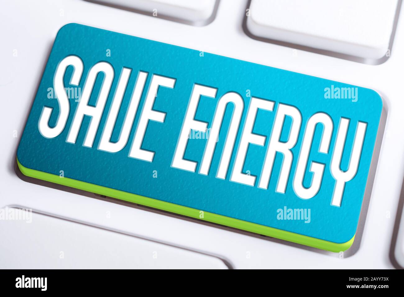 Concept d'économie d'énergie avec UN bouton bleu d'économie d'énergie activé Un clavier blanc Banque D'Images