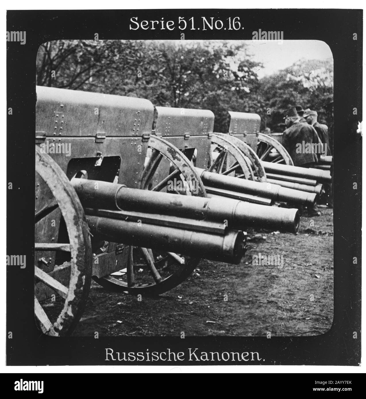 Projection Für Alle - Der Weltkrieg: Die Ostfront. Série 51. N° 16. Russische Kanonen. - Die Firma „projection für Alle“ wurde 1905 von Max Skladanowsky (1861-1939) gegründet. Sie produzierte bis 1928 FAST 100 Serien zu je 24 Glassdias im format 8,3 x 8,3 cm im sog. Bromsilber-Gelatin-Trockenplatten Verfahren. Die Serien umfasten vor allem Städte, Länder, Landschaften aber auch Märchen und Sagen, das Alte Testament und den Ersten Weltkrieg. Banque D'Images