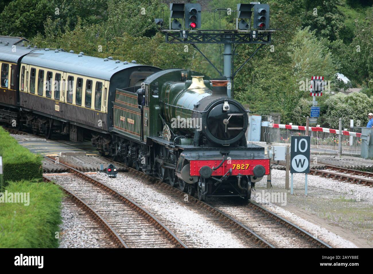 La locomotive de classe GWR 7800 « Manor », n° 7827 « Lydham Manor » transporte un train à la gare de Kingjure sur les chemins de fer à vapeur de Paignton et Dartmouth Banque D'Images